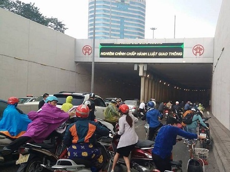 Hà Nội: Hàng chục ô tô, xe máy va chạm liên hoàn ở đường hầm Kim Liên