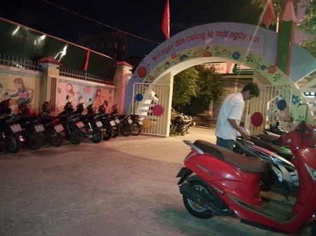 Khuôn viên trường mầm non biến thành bãi đỗ xe của nhà hàng