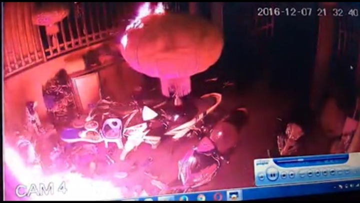 Lạng Sơn: Hãi hùng cảnh côn đồ ném bom xăng đốt nhà dân