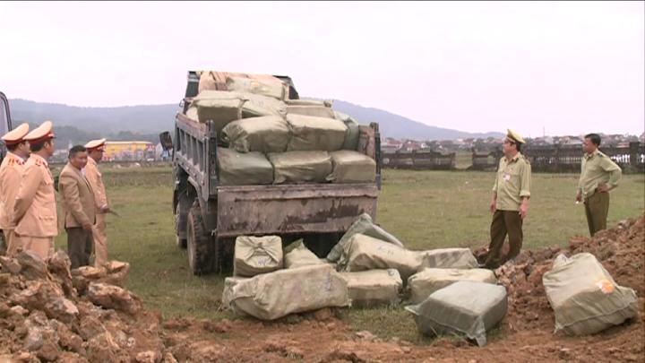 Hà Tĩnh: Tiêu hủy gần 1,5 tấn thực phẩm không rõ nguồn gốc