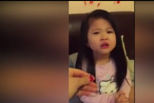Em bé dễ thương bị mẹ mắng vì tự ý cắt tóc