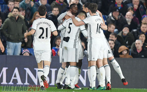 Ibrahimovic mang về ba điểm nghẹt thở trước Crystal Palace