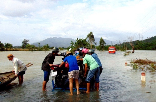 Đang dò tìm chiếc ví, người đàn ông bị nước lũ cuốn trôi