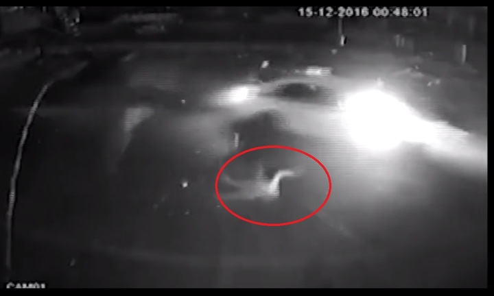 Quái xế nằm bất tỉnh sau cú tông mạnh vào taxi