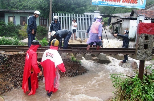 Mưa lớn gây sạt lở, đường sắt Bắc - Nam tê liệt