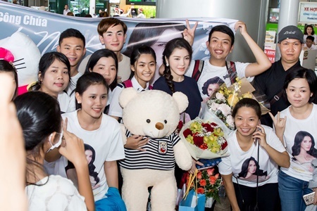Lý Nhã Kỳ xinh đẹp trong vòng vây fans ở sân bay