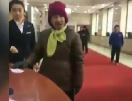 Cụ bà náo loạn ngân hàng, đòi rút ngay 2.000 tỷ đồng