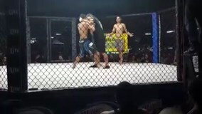 Võ sĩ hăng máu lao vào đánh trọng tài tới tấp