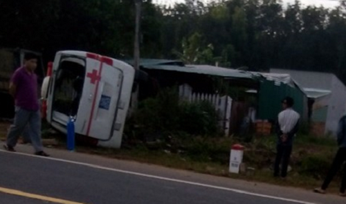 Lật xe cấp cứu, 6 người thương vong