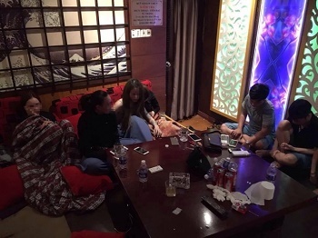 Đột kích quán karaoke, phát hiện 33 nam thanh nữ tú đang “bay” cùng ma túy đá