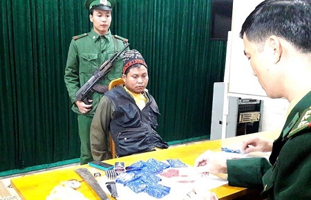 Bắt người đàn ông Lào vận chuyển gần 2.000 viên ma túy về Việt Nam