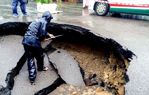 Sau mưa lớn, hố