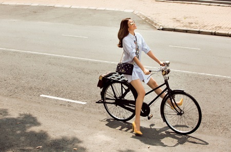  Hoa hậu Phạm Hương hoá “Quý cô Dior” đạp xe dạo phố Sài Gòn