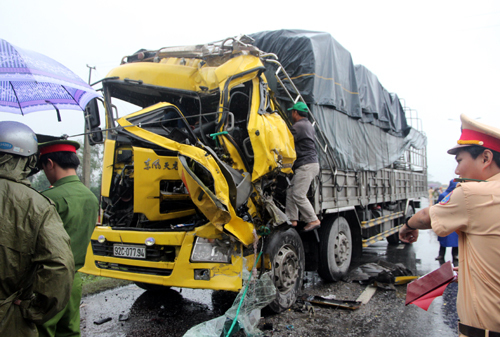 Tránh đàn vịt qua đường, một tài xế xe tải tử vong trong cabin