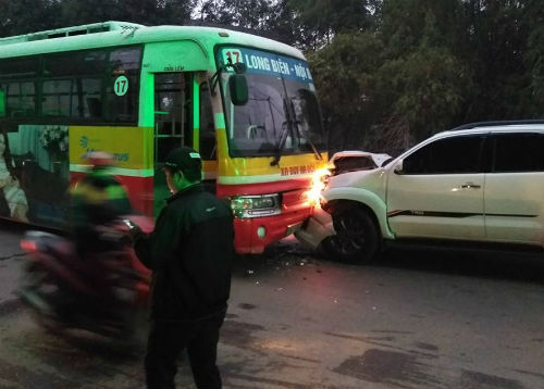 Ô tô gây tai nạn khiến cụ ông tử vong rồi đấu đầu xe buýt
