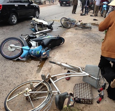 Xe máy phóng nhanh gây va chạm kinh hoàng trên phố, 5 người bất tỉnh