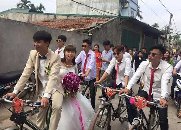 Đám cưới đúng chất “Ông bà anh” thời nay đang gây sốt