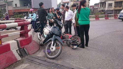 Sau cú va chạm, người đàn ông rơi từ cầu Chương Dương xuống đất
