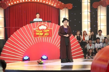  Thách thức danh hài tập 8: Thí sinh mang trái cây…cúng MC Ngô Kiến Huy