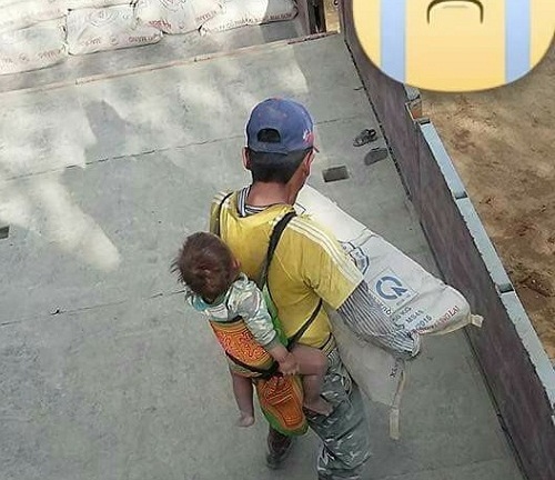 Dân mạng xúc động với hình ảnh cha địu con đi bốc vác xi măng