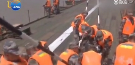 Trung Quốc xây cầu phao dài hơn 1.000m trong 27 phút