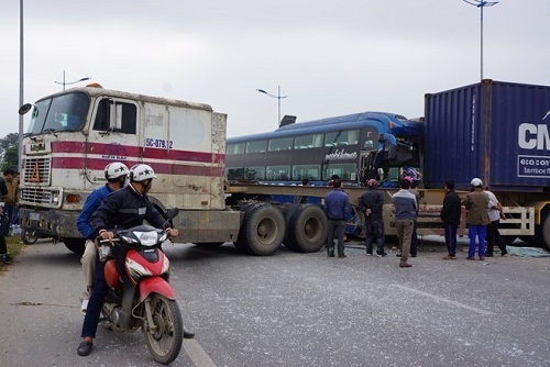 Đầu xe giường nằm vỡ nát sau cú va chạm, nhiều hành khách hoảng loạn kêu cứu