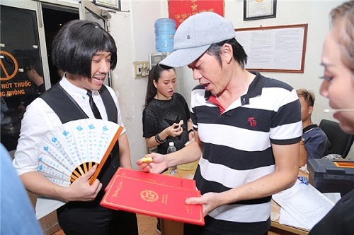 Đám cưới cận kề, Trấn Thành vừa tham gia show vừa háo hức trao thiệp cưới