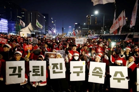 200 nghìn người dân Hàn Quốc đòi Tổng thống từ chức trong đêm Giáng sinh
