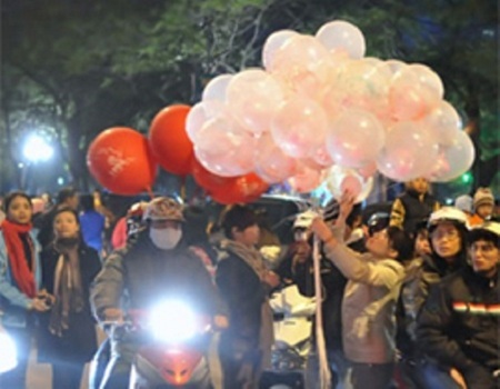 Hà Nội: Nổ bóng hay hơi, một người phụ nữ bị thương