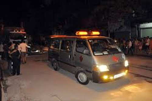 Nam thanh niên chém đứt lìa cánh tay bạn gái giữa phố