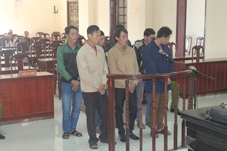 Trai làng hầu tòa vì đào 3 quả bom