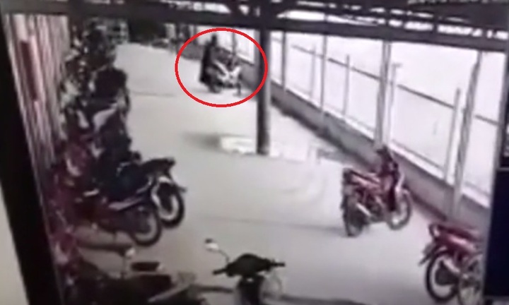 Tên trộm gồng mình bê xe đạp qua bậc thềm 