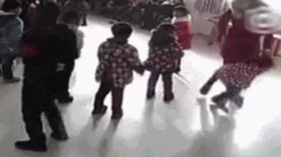 Phẫn nộ cảnh 2 bé học sinh mẫu giáo bị cô giáo đá tới tấp