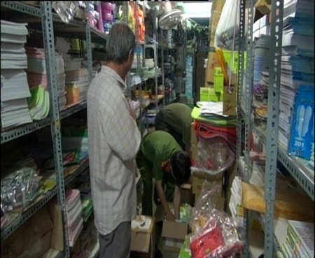 Bến Tre: Bất ngờ kiểm tra hai nhà sách, tịch thu gần 500 đầu sách lậu