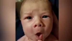 Đố bạn nhịn được cười khi xem clip ở cùng bố, bé sơ sinh hát Opera