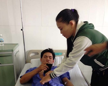 Điều tra vụ nam sinh lớp 12 bị 5 bạn học đâm trọng thương trước cổng trường