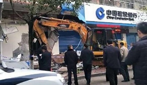Trung Quốc bắt kẻ dùng máy xúc trộm tiền ngân hàng