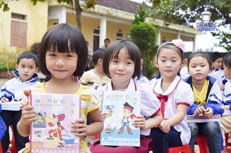 Trường Đại học Đại Nam mang ánh sáng tri thức đến với học sinh vùng lũ