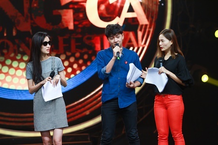 Bộ ba MC Nhạc Hội Song Ca hào hứng ngồi thử ghế vàng