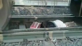 Sửng sốt người phụ nữ sống sót sau khi 56 toa tàu chạy qua người