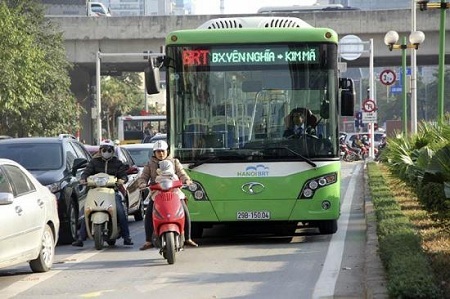 Hà Nội: Xe buýt nhanh bò từng mét trên đường ưu tiên