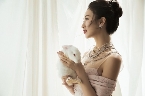 Á hậu Hà Thu tiễn năm 2016 bằng bộ ảnh ma mị cùng bầy thỏ trắng