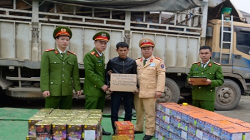 Phát hiện xe tải biển Lào giấu gần nửa tấn pháo trong lốp, thùng xăng