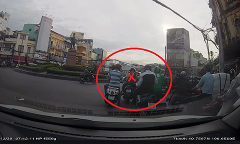 Sài Gòn: Nhóm thanh niên dàn cảnh móc túi giữa ban ngày