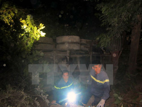 Xe bồn chở nước bất ngờ mất lái, đâm sập nhà dân