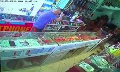 Cố tình gây sự với chủ tiệm, tên cướp đập tủ kính cướp vàng