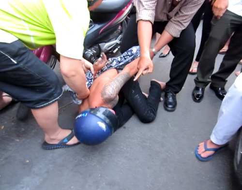 Thiếu nữ truy đuổi, hạ gục tên cướp dây chuyền trên phố