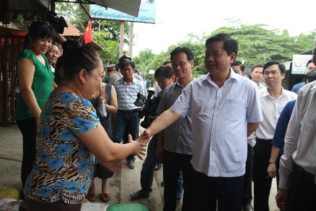 Bí thư Thăng thị sát cống ngăn triều bị vỡ gây ngập