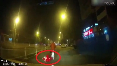 Bé gái 4 tuổi suýt bị ôtô cán vì ngã khỏi xe đạp điện