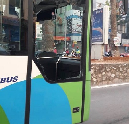 Hà Nội: Xe buýt nhanh BRT gặp nạn trên đường Giảng Võ